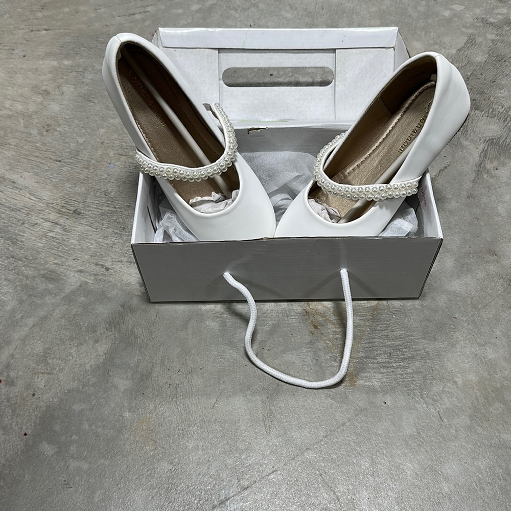 HeHalnom‎ white w/ pearl design shoes / NWT / Size 2 / O-52